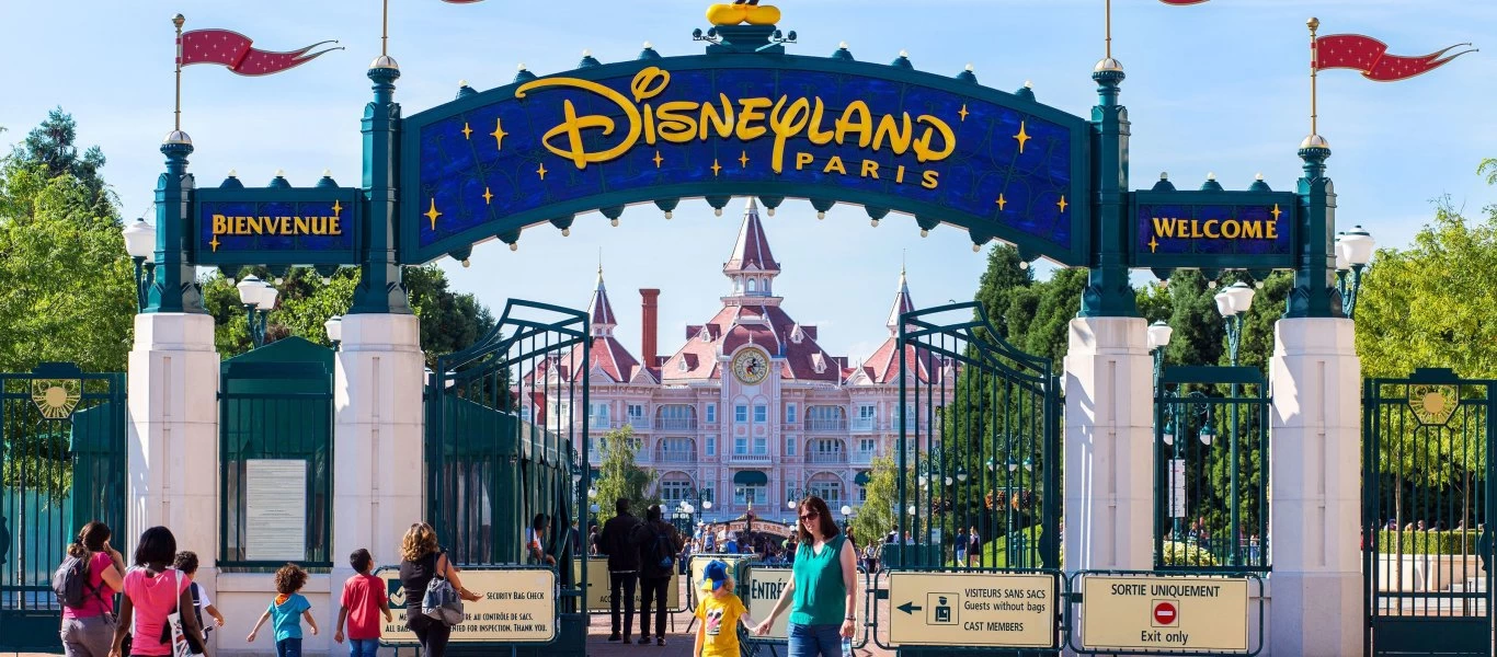 Γαλλία: H Disneyland μετατρέπεται σε... εμβολιαστικό πάρκο